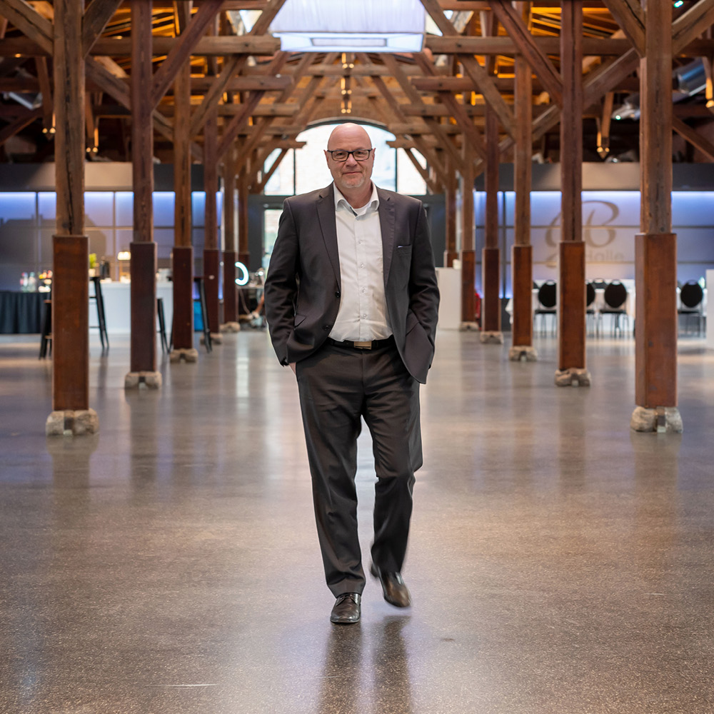 Das Bild zeigt TBF Vertriebsdirektor Andreas Heiming auf einen zu laufend in der Eventlocation Güterbahnhof in Bad Homburg